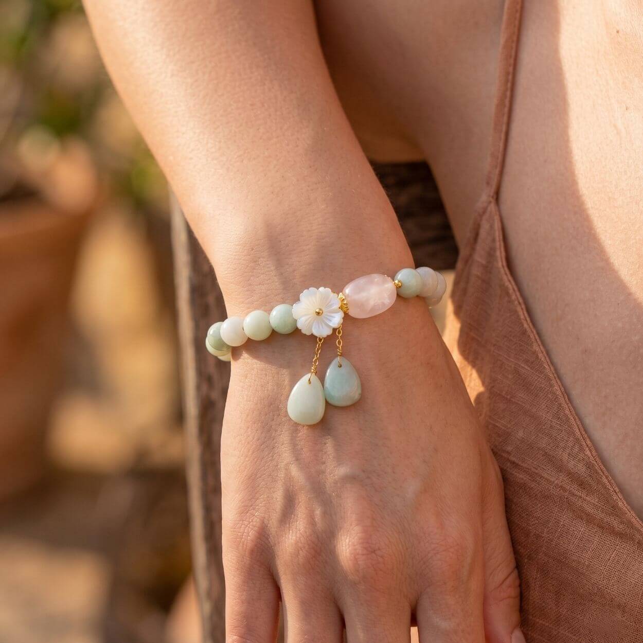Bracelet "Éternelle Floraison" en Jade Naturel · Fleur de Nacre de Coquillage