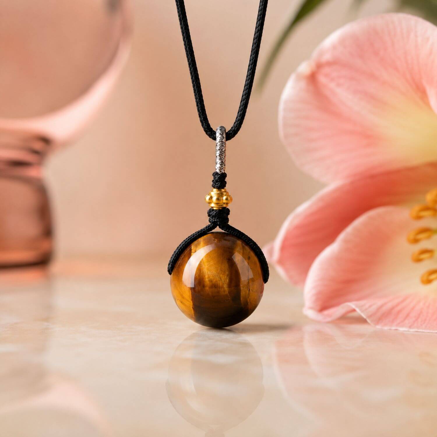 Collier Pendentif Sphère "Force Tranquille" – Œil de Tigre, Faucon & Taureau