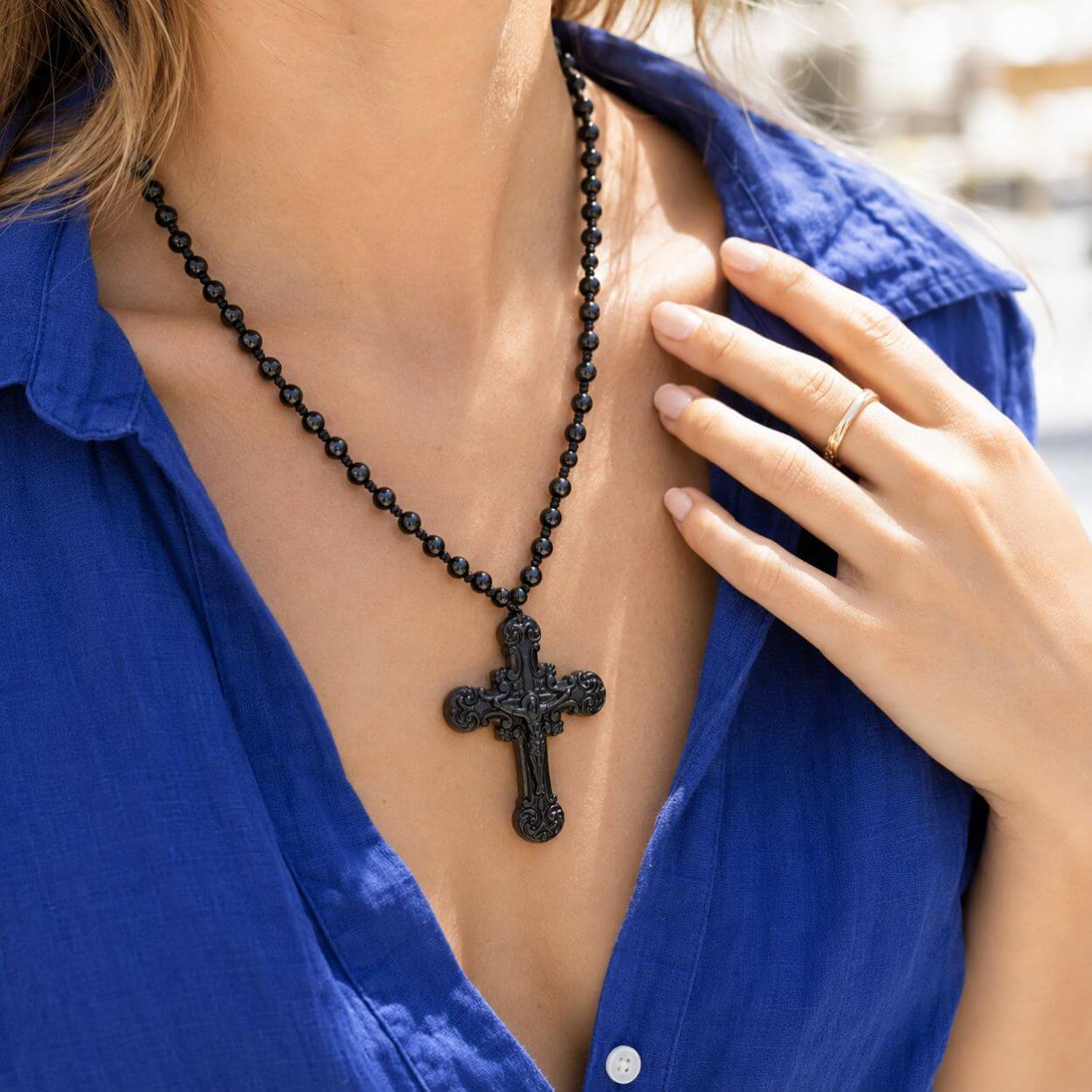 Collier Obsidienne Noire – Croix Sculptée « Gardien Sacré » · Foi & Protection
