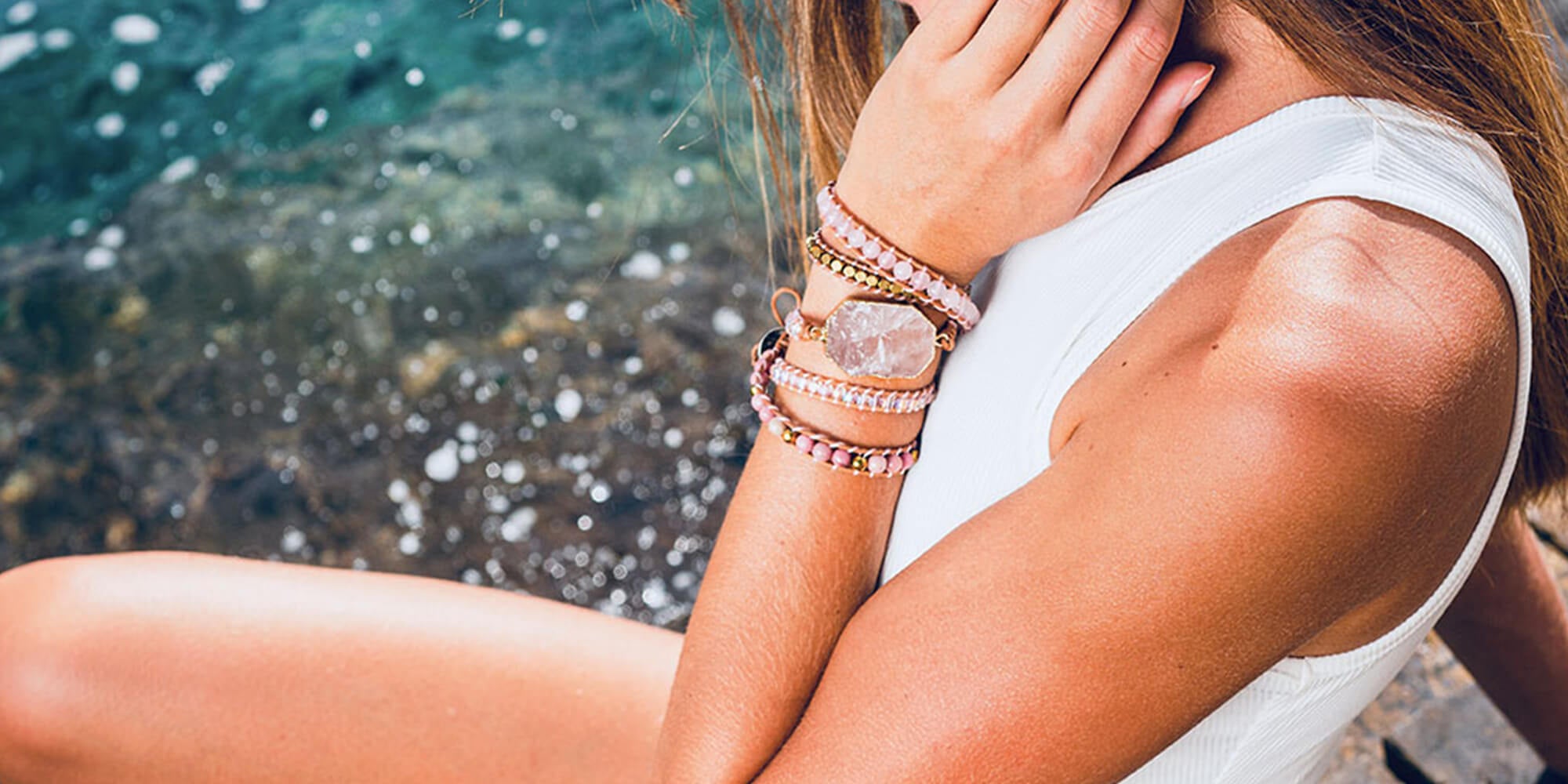 Cinq bracelets enveloppants