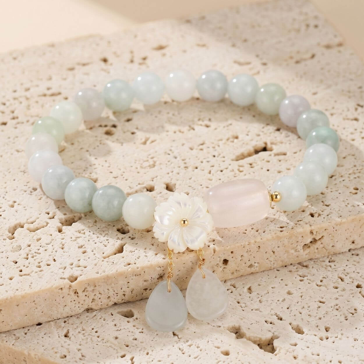 Bracelet "Éternelle Floraison" en Jade Naturel · Fleur de Nacre de Coquillage