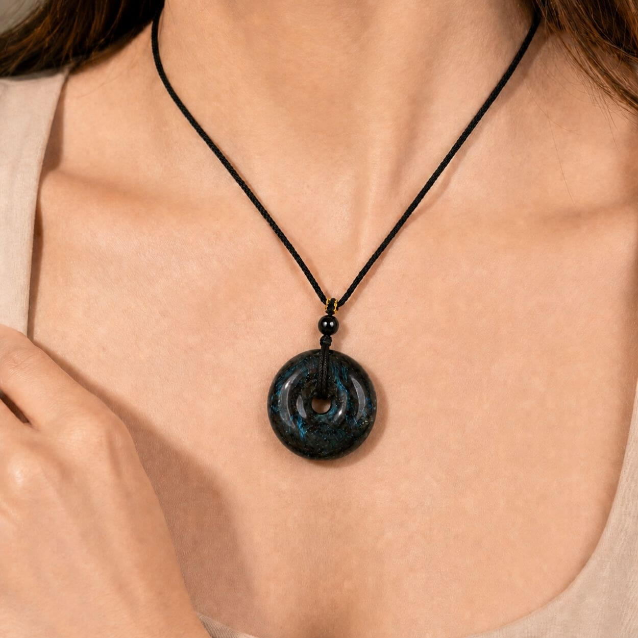 Collier Donut « Vois En Toi » en Arfvedsonite