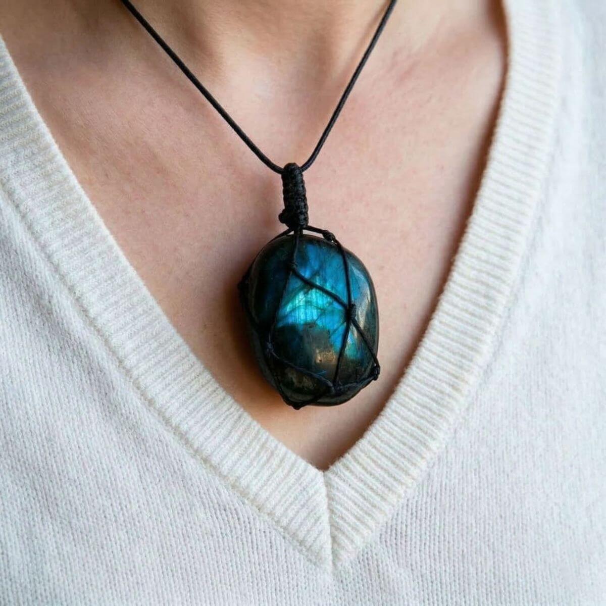 Collier Pendentif "Cœur de Dragon" en Labradorite
