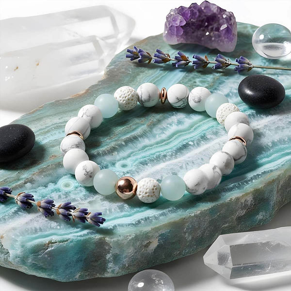 Bracelet 'Esprit Libre' en pierre de lave, howlite et amazonite