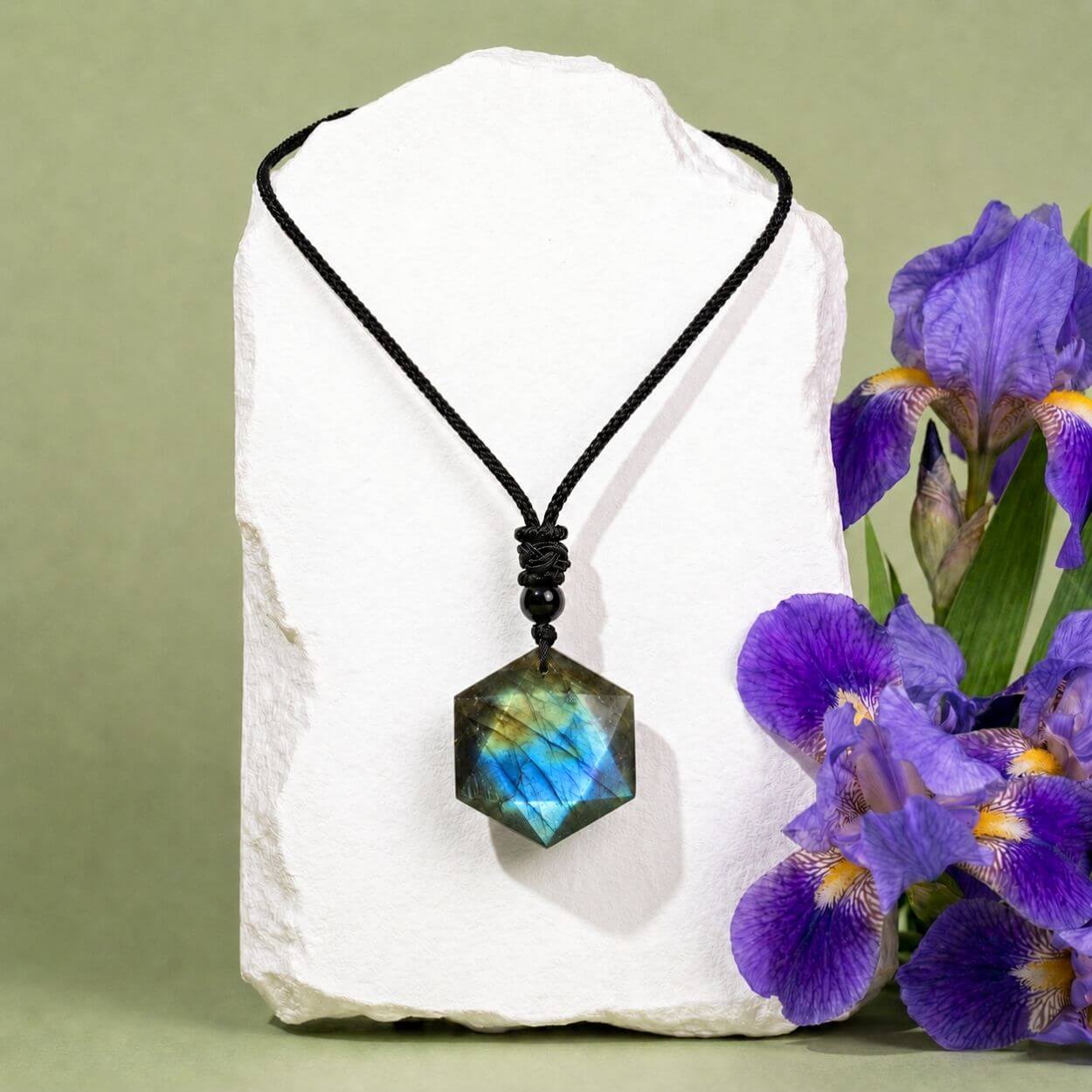 Pendentif Hexagonal en Labradorite « Votre force, votre magie »