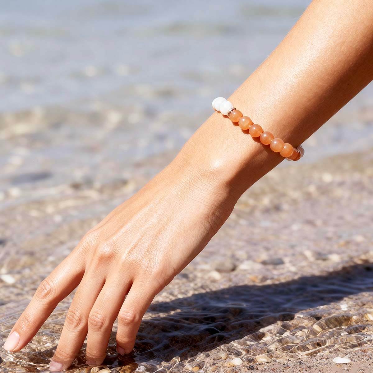 Bracelet "Féminité Sacrée" en pierre de lune et pierre de soleil
