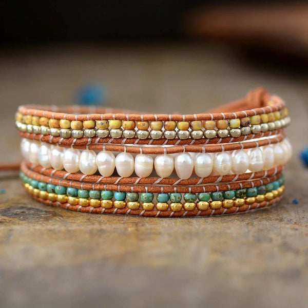 Le bracelet enveloppant de perles de l'artiste